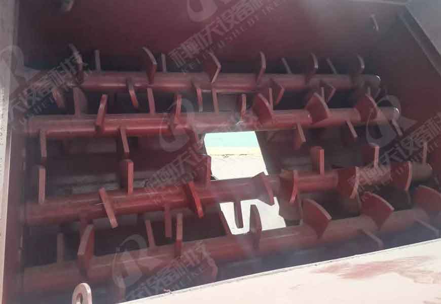 Parallel four-axis dispersal feeder Parallel four-axis dispersal feeder